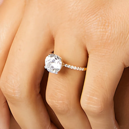 3.25 CT. TW Verlobungsring mit Labordiamanten in 14K Gelbgold, Solitär mit seitlichem Besatz (I/SI2)