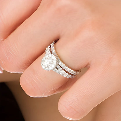 1,5 ct. Gesamtgewicht Brautset mit ovalem Diamant, Halo und geteilter Schiene in 10K Weißgold