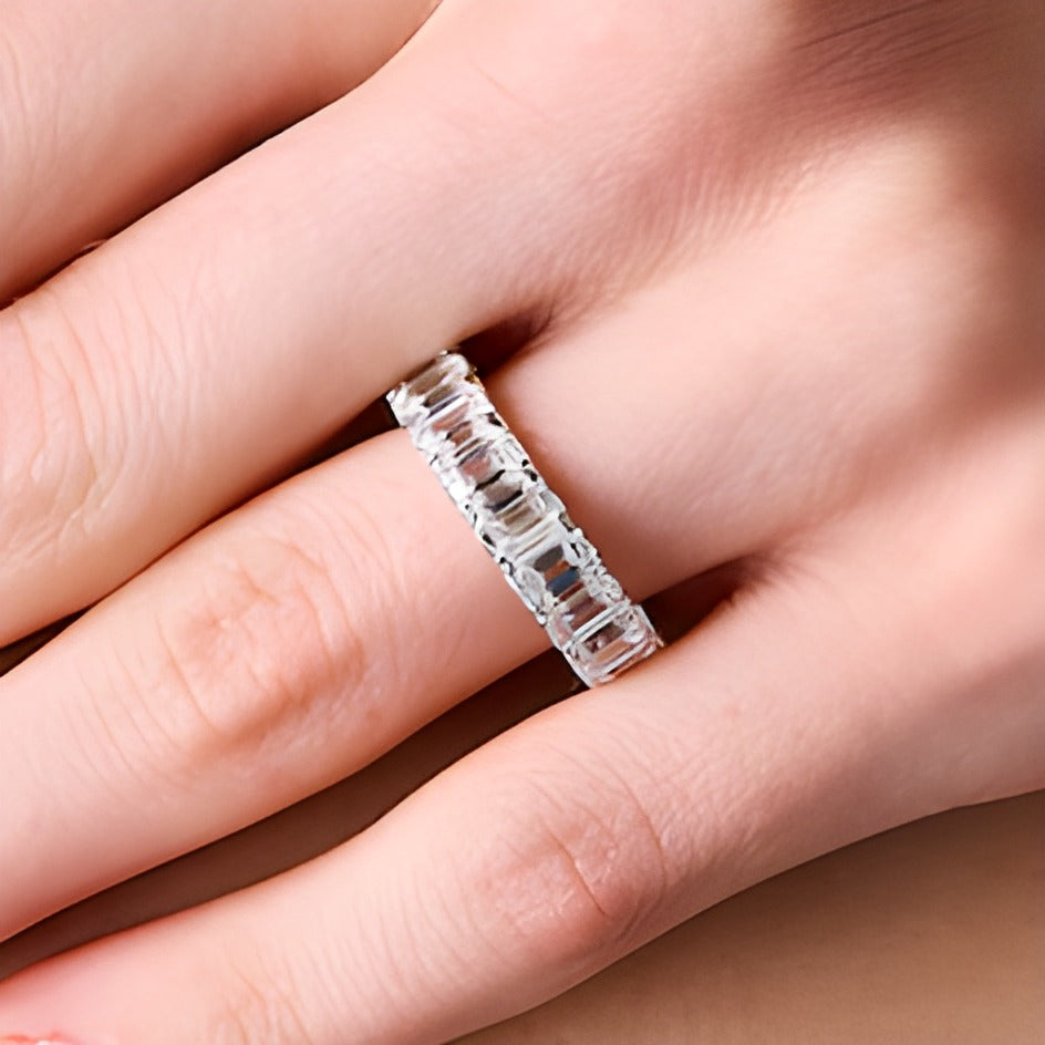 6.88 CT. TW Memoire-Ring mit Labordiamanten im Smaragdschliff in 14K Weißgold (F/VS2) - Größe 6