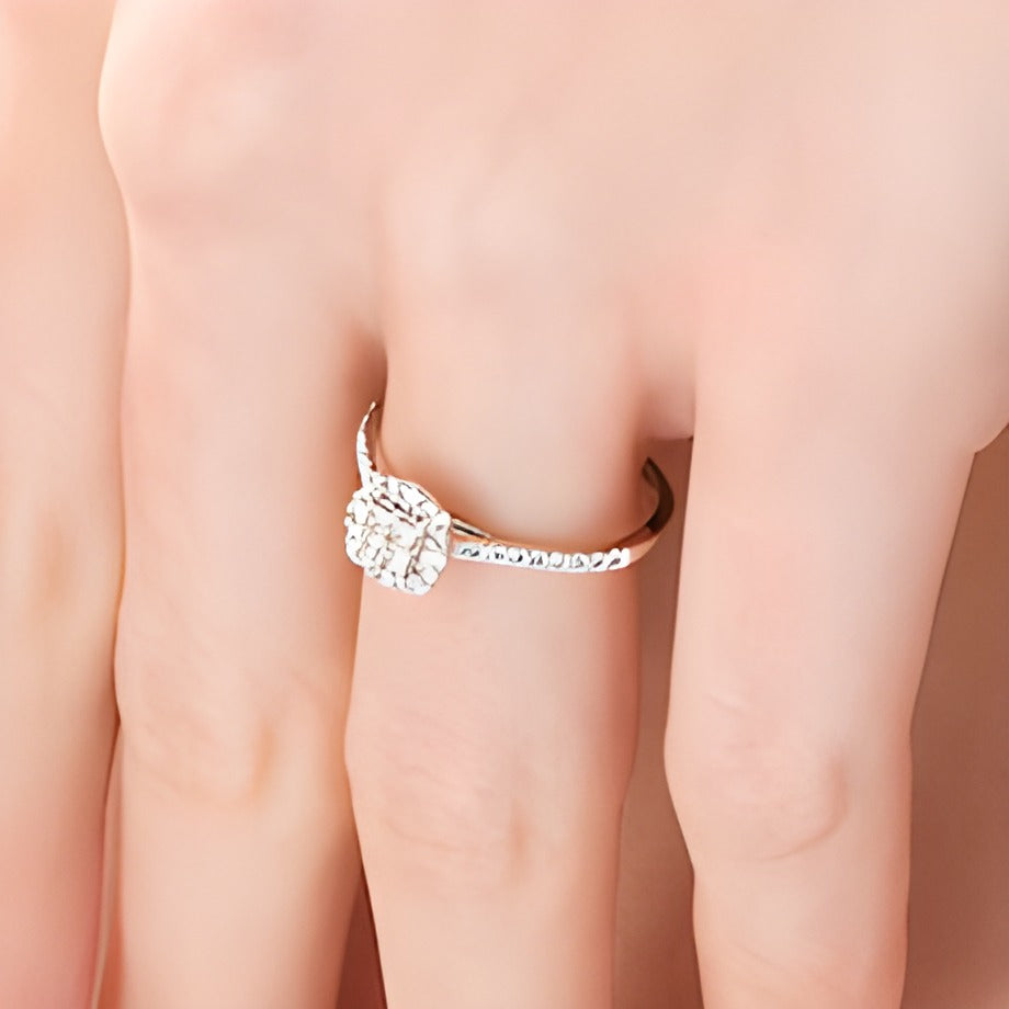 0.38 ct. Gesamtgewicht Verlobungsring Halo mit Princess- und rundem Diamant in 10K Weißgold
