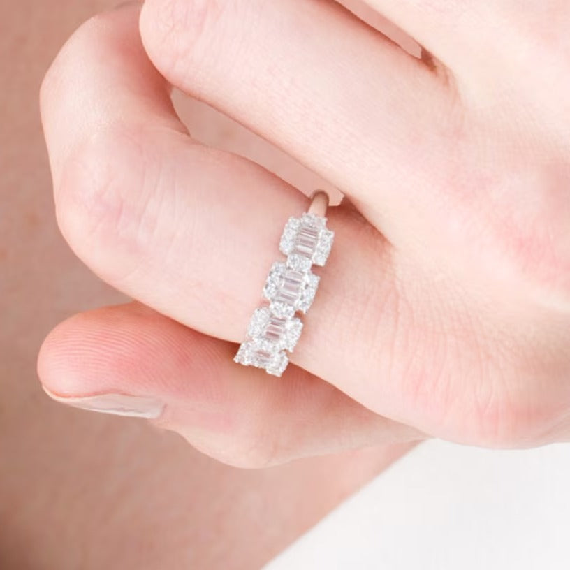 0.75 ct. Gesamtgewicht Diamant-Ring Komposit mit fünf Steinen im Baguette- und Rundschliff in 10K Weißgold