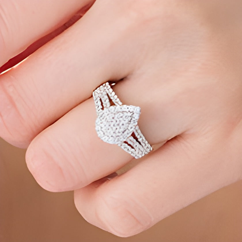 0.95 CT. Gesamtgewicht Halo-Ring mit Diamanten in Tropfen- und Rundschliff, mehrreihig, in 10K Weißgold