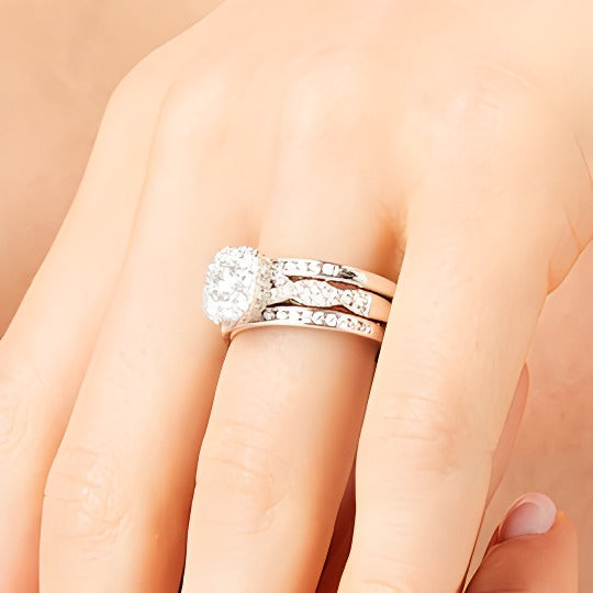 Brautset 1.5 ct. Gesamtgewicht Kissenschliff Multi-Diamant mit gedrehter Ringschiene, dreiteilig, in 10K Weißgold