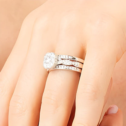 Brautset 1.5 ct. Gesamtgewicht Kissenschliff Multi-Diamant mit gedrehter Ringschiene, dreiteilig, in 10K Weißgold