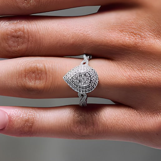 0,5 ct. Gesamtgewicht Multi-Diamant Verlobungsring mit doppeltem Rahmen in 10K Weißgold