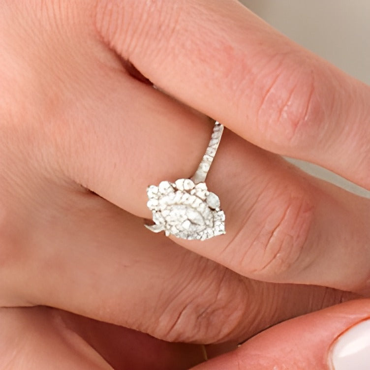 0,75 ct. Gesamtgewicht Verlobungsring mit Marquise-Diamant und doppeltem Halo in 14K Weißgold (I/I1)