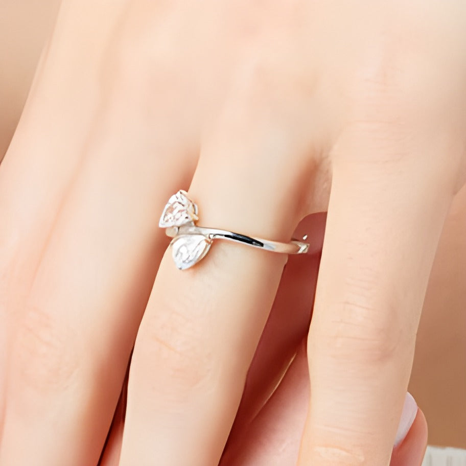 1.0 ct. Gesamtgewicht tropfenförmiger Diamant Toi et Moi Verlobungsring quer in 14K Weißgold