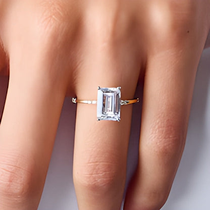 3.33 CT. TW Solitär mit seitlichem Besatz Verlobungsring mit Labordiamant im Smaragdschliff in 14K Gelbgold (F/VS2)