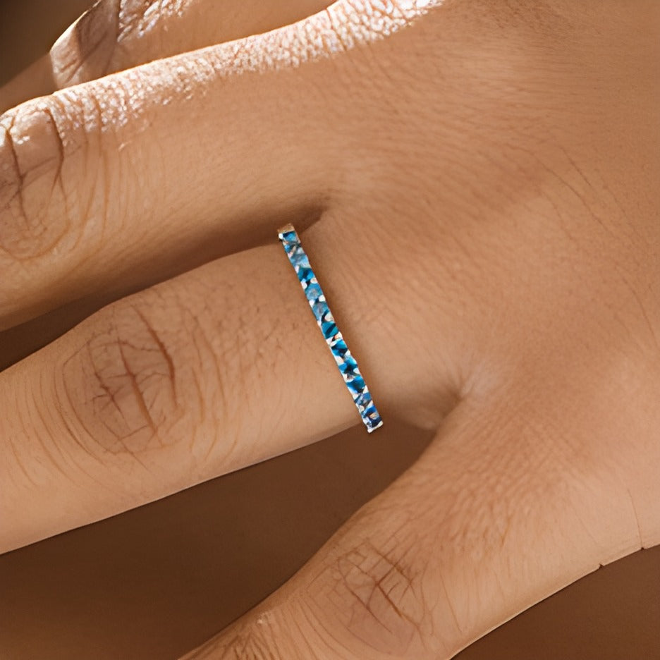 Memoire-Ring mit blauen Diamanten 0.25 ct. Gesamtgewicht rund in 14K Weißgold