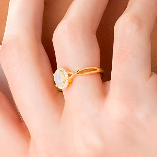 Fashion-Ring mit ovalem Opal und Diamanten 0,07 ct. Gesamtgewicht in 10K Gelbgold