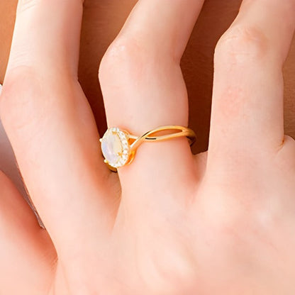 Fashion-Ring mit ovalem Opal und Diamanten 0,07 ct. Gesamtgewicht in 10K Gelbgold