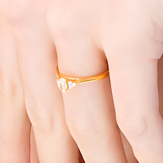 Verlobungsring Solitär mit seitlichem Besatz 0.38 ct. Gesamtgewicht mit ovalen und runden Diamanten in 10K Gelbgold