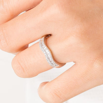0.25 ct. Gesamtgewicht Memoire-Ring mit Baguette- und runden Diamanten, mehrreihig mit Kontur, in 14K Weißgold