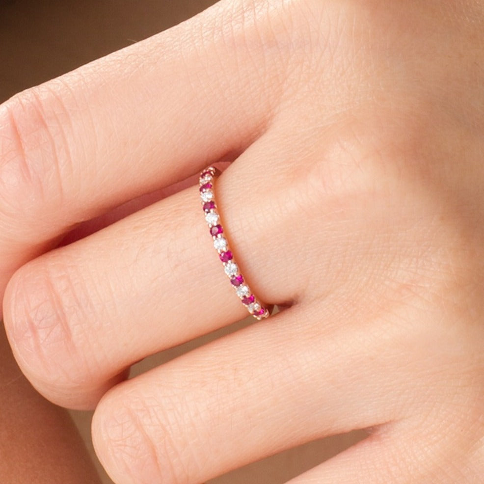Ring mit Rubin und Diamant 0,13 ct. Gesamtgewicht in 14K Roségold