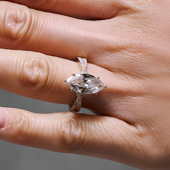 3,38 ct. Gesamtgewicht Solitär mit seitlichem Besatz aus 14K Gelbgold mit Labordiamanten im Marquise- und Rundschliff für Damen (F/VS2)