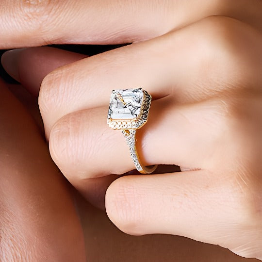 Halo-Verlobungsring mit Labordiamanten im Asscher- und Rundschliff 4.5 ct. Gesamtgewicht in 14K Gelbgold (F/VS2)