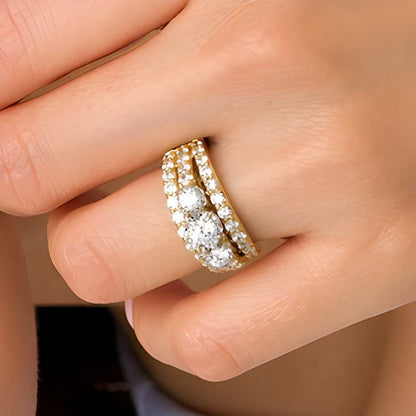 Dreistein-Verlobungsring mit weißen Diamanten in rundem Schliff, 2.0 ct. Gesamtgewicht, 14K Gelbgold
