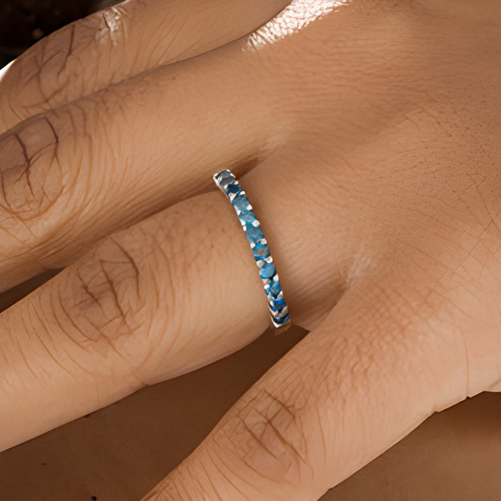 Memoire-Ring mit blauen Diamanten 0.5 ct. Gesamtgewicht rund in 14K Weißgold