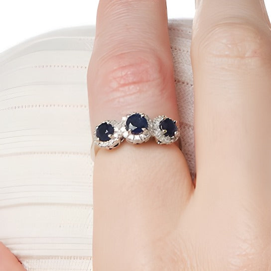 4,5mm blauer Saphir und 0,2 ct. Gesamtgewicht Diamant Dreistein-Ring in 14K Weißgold