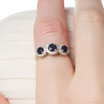 4,5mm blauer Saphir und 0,2 ct. Gesamtgewicht Diamant Dreistein-Ring in 14K Weißgold