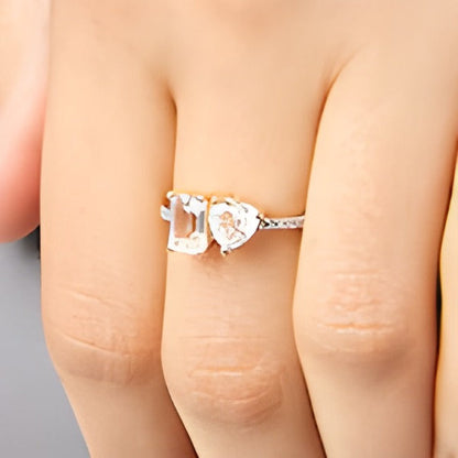 Ring mit weißem Labor-Saphir in Herz- und Smaragdschliff und 0,07 ct. Gesamtgewicht Diamant in 10K Gelbgold