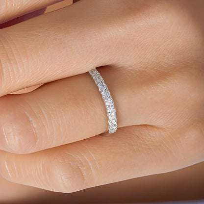 Memoire-Ring mit 0,38 ct. Gesamtgewicht und neun weißen Diamanten im Rundschliff in 10K Weißgold