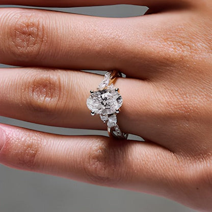 2.38 CT. Gesamtgewicht Solitär mit seitlichem Besatz mit ovalem Labordiamant in 14K Gelbgold (F/VS2)