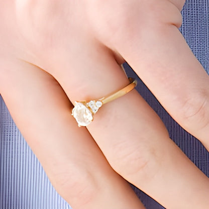 Verlobungsring Solitär mit seitlichem Besatz mit tropfenförmigem und rundem Diamant 0,63 ct. Gesamtgewicht in 14K Gelbgold