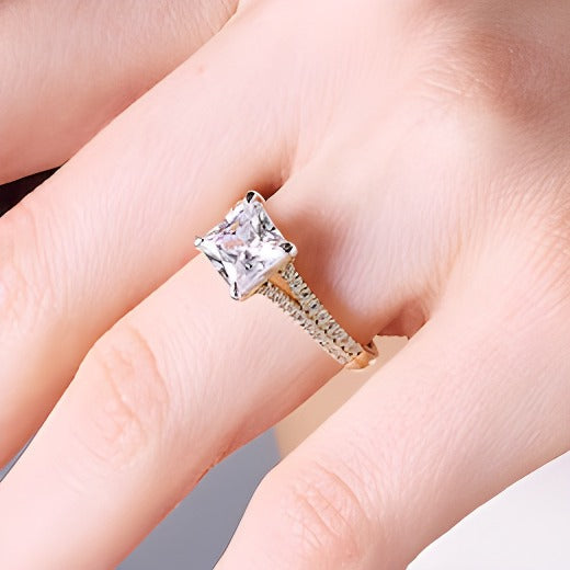 2.25 CT. Gesamtgewicht Labordiamant im Princess-Schliff Solitär mit seitlichem Besatz in 14K Gelbgold (F/VS2)