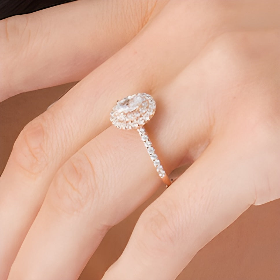0.88 ct. Gesamtgewicht Verlobungsring mit ovalem Diamant und doppeltem Halo in 10K Roségold