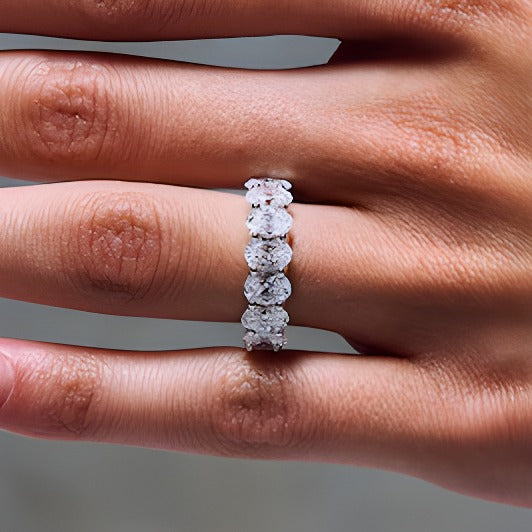 3.0 ct. Gesamtgewicht Memoire-Ring mit sieben ovalen Labordiamanten in 14K Weißgold (F/SI2)