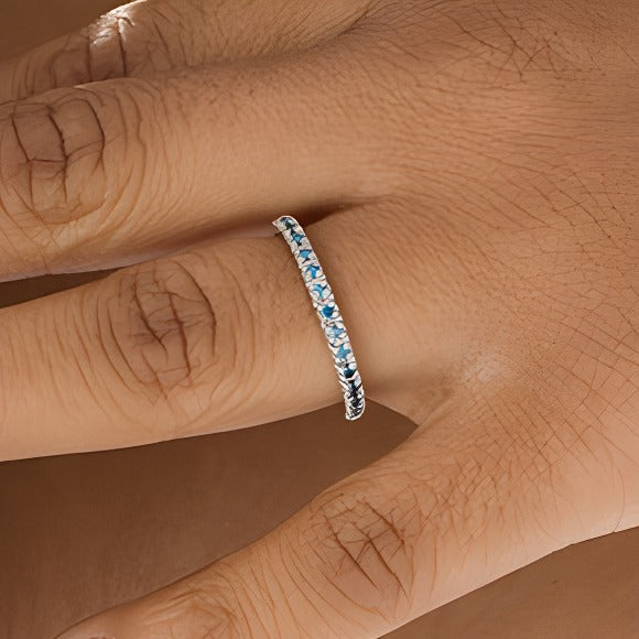 0,13 ct. Gesamtgewicht behandelter blauer Diamant Memoire-Ring in 14K Weißgold