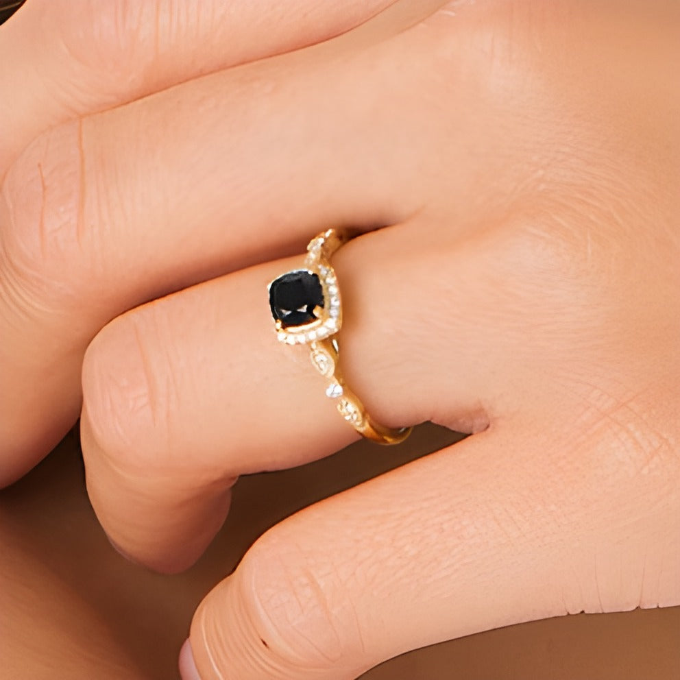 Verlobungsring im Art-déco-Vintage-Stil mit schwarzem Saphir im Kissenschliff 5,0 mm und Diamanten 0,1 ct. Gesamtgewicht als Halo in 10K Gelbgold
