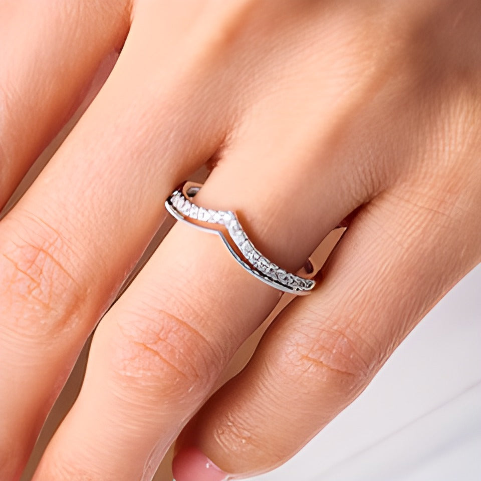 0,2 ct. Gesamtgewicht Diamant Memoire-Ring mit doppelter Reihe und Chevron-Kontur in 14K Weißgold