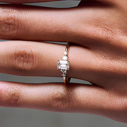 0.63 ct. Gesamtgewicht Freundschaftsring mit Labordiamanten im Smaragdschliff, fünf Steine, in 10K Gelbgold (F/SI2)
