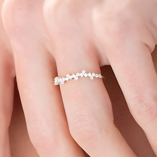 Memoire-Ring mit gestreuten Diamanten 0.25 ct. Gesamtgewicht in 10K Weißgold