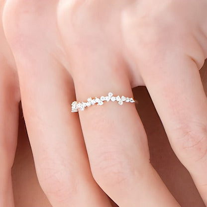 Memoire-Ring mit gestreuten Diamanten 0.25 ct. Gesamtgewicht in 10K Weißgold
