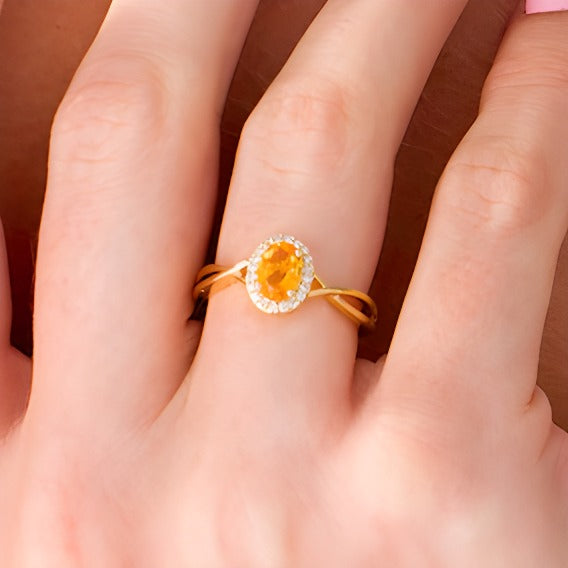 Fashion-Ring mit ovalem Citrin und Diamant 0,07 ct. Gesamtgewicht in 10K Gelbgold