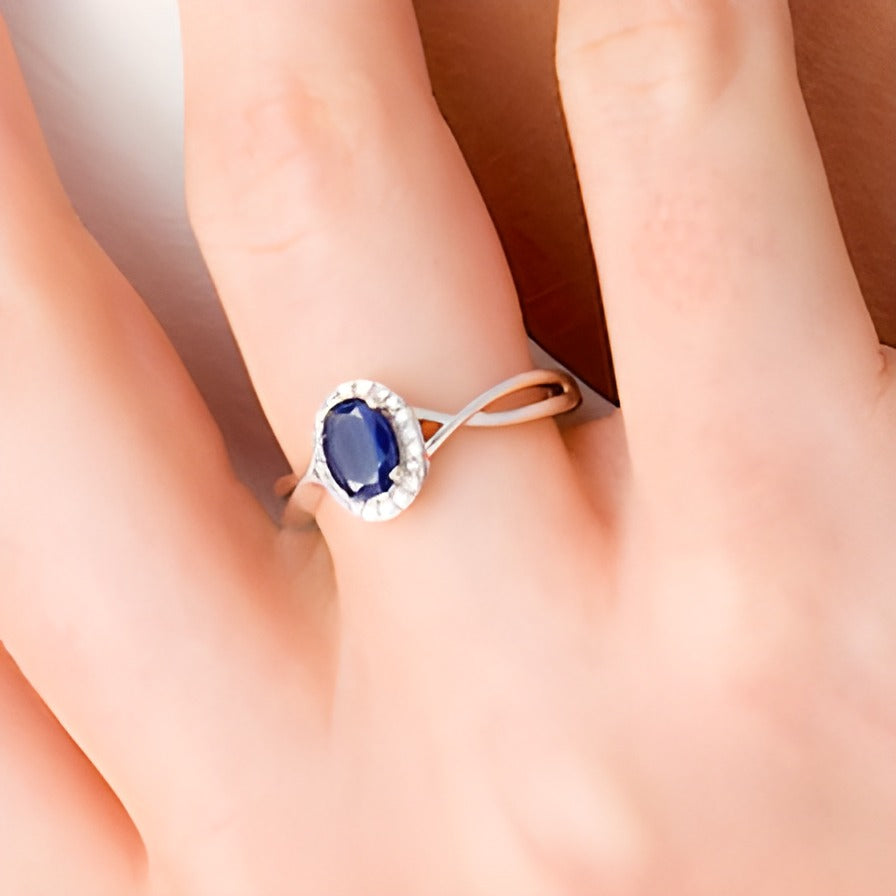 Ring mit ovalem blauem Saphir und 0,07 ct. Gesamtgewicht Diamanten in 10K Weißgold