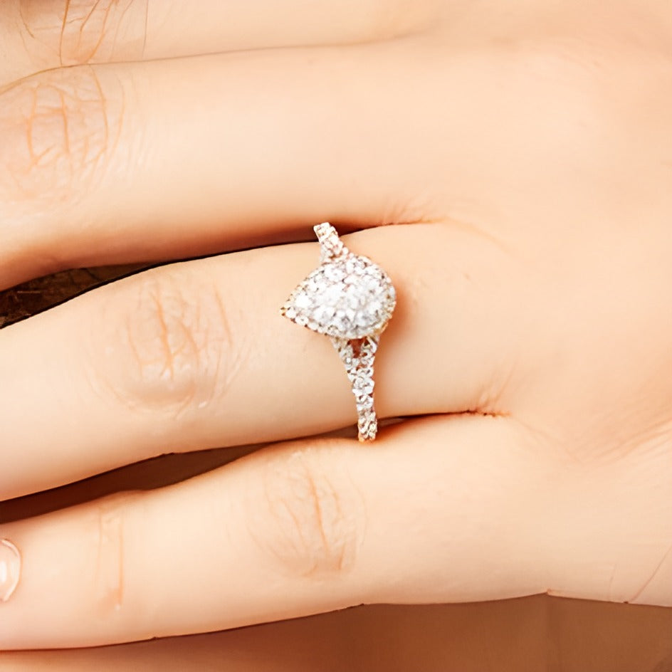 0.75 ct. Gesamtgewicht Multi-Diamant Verlobungsring mit Tropfen- und Rundschliff in 10K Roségold