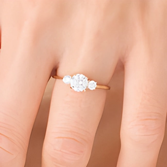 Dreistein-Verlobungsring mit Diamanten 1.0 CT. TW in 14K Gelbgold
