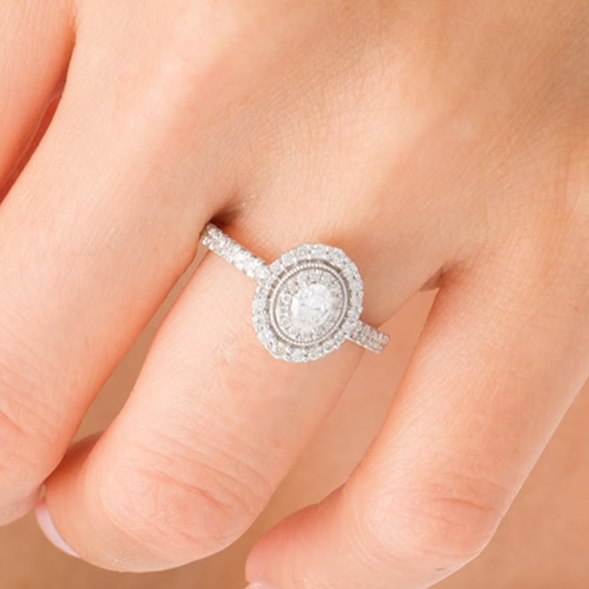 0,63 ct. Gesamtgewicht Halo-Verlobungsring im Vintage-Stil mit ovalem Diamant in 10K Weißgold