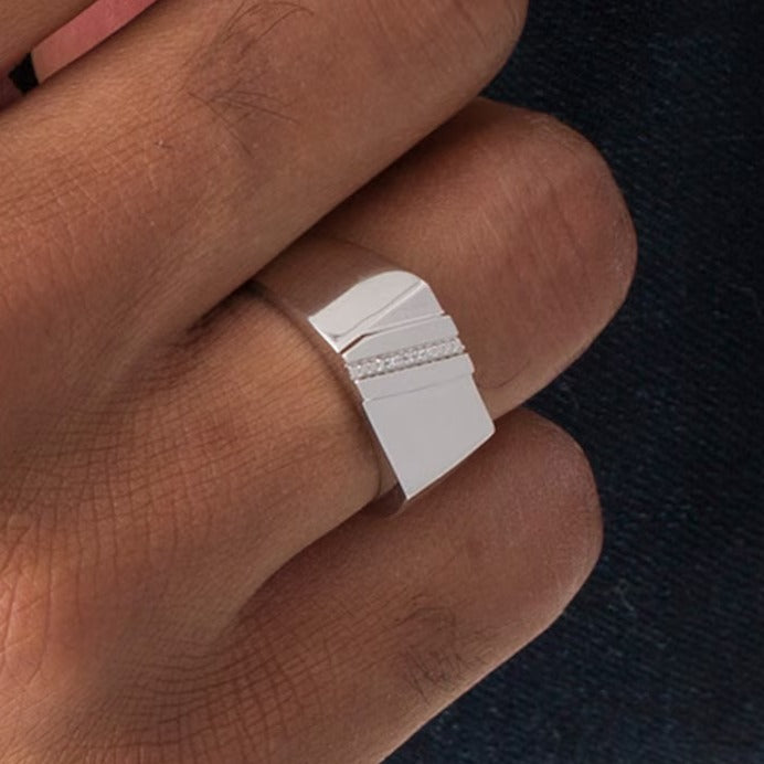 Rechteckiger Siegelring mit Diamant-Besatz in 10K Weißgold