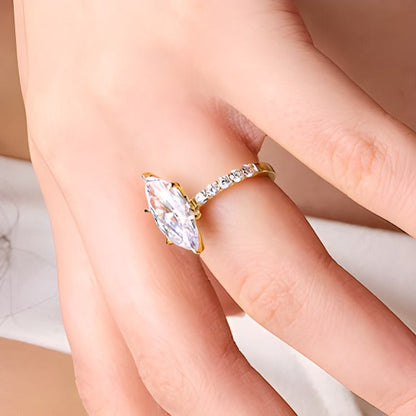Solitär mit seitlichem Besatz Verlobungsring mit Labordiamanten im Marquise- und Rundschliff 4.5 ct. Gesamtgewicht in 14K Gelbgold (F/VS2)