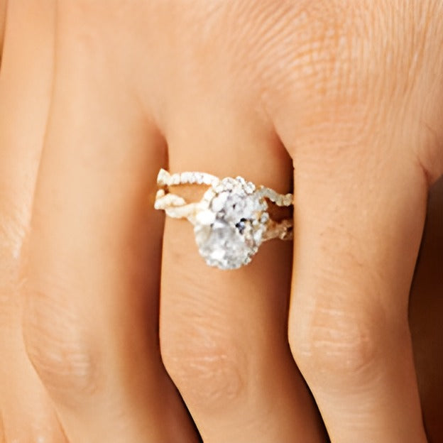 2.63 CT. Gesamtgewicht Braut-Set mit ovalem Labordiamant, Twist-Ring und Halo in 14K Gelbgold (I/SI2)