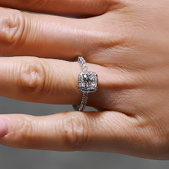 1.5 CT. Gesamtgewicht Halo-Ring mit Labordiamant im Kissenschliff in 14K Weißgold (F/SI2)