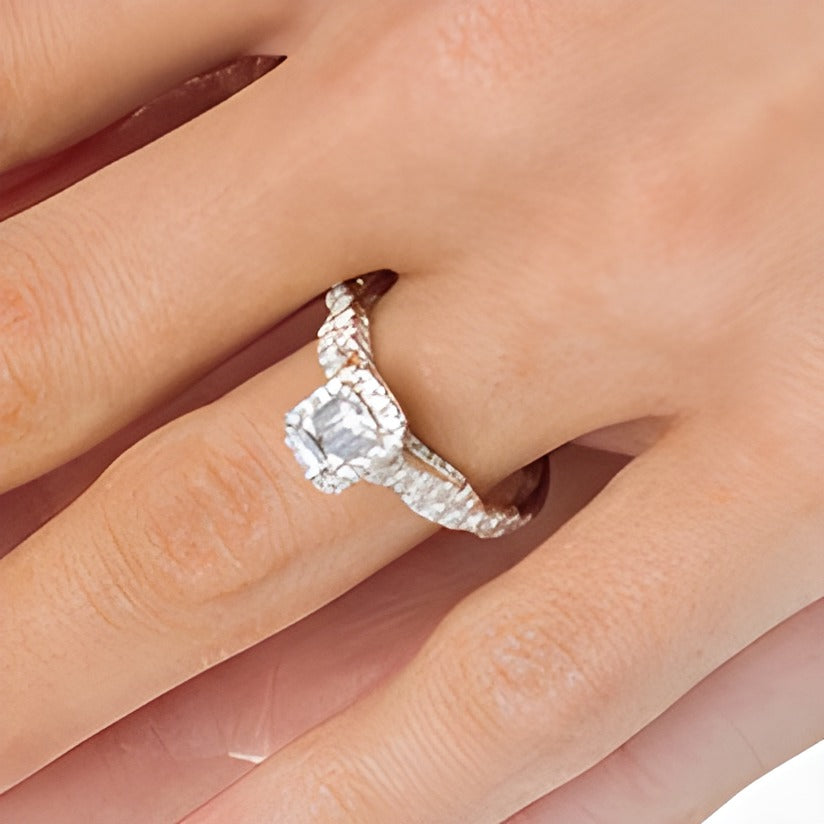 Halo-Verlobungsring mit Diamant im Smaragdschliff 1.0 ct. Gesamtgewicht in 14K Weißgold
