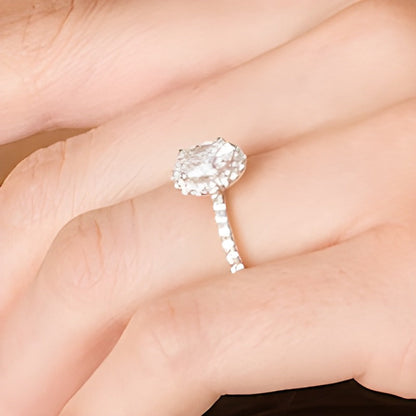 1.5 CT. Gesamtgewicht Verlobungsring mit ovalem Labordiamant und Halo in 14K Weißgold (F/VS2)