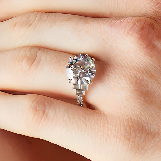 5,63 ct. Gesamtgewicht Verlobungsring Solitär mit seitlichem Besatz mit Labordiamanten in rund und Baguette in 14K Weißgold (F/VS2)