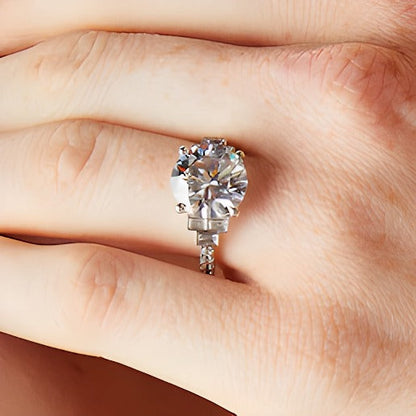 5,63 ct. Gesamtgewicht Verlobungsring Solitär mit seitlichem Besatz mit Labordiamanten in rund und Baguette in 14K Weißgold (F/VS2)